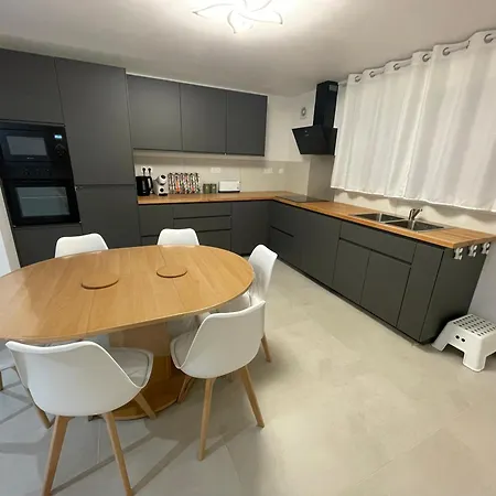 Large 85 M2 Duplex Appartement